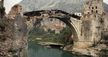 Na današnji dan 1993. srušen Stari most – simbol grada Mostara