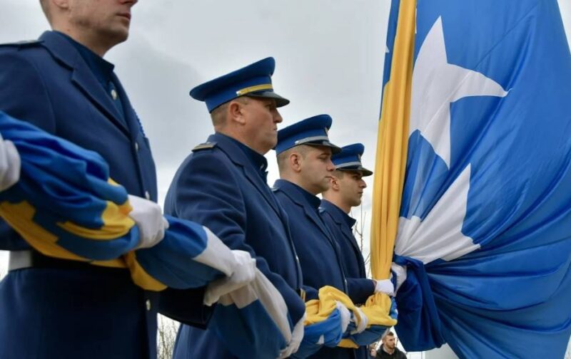 Zastava BiH se zavijorila na brdu Hum iznad Sarajeva u čast