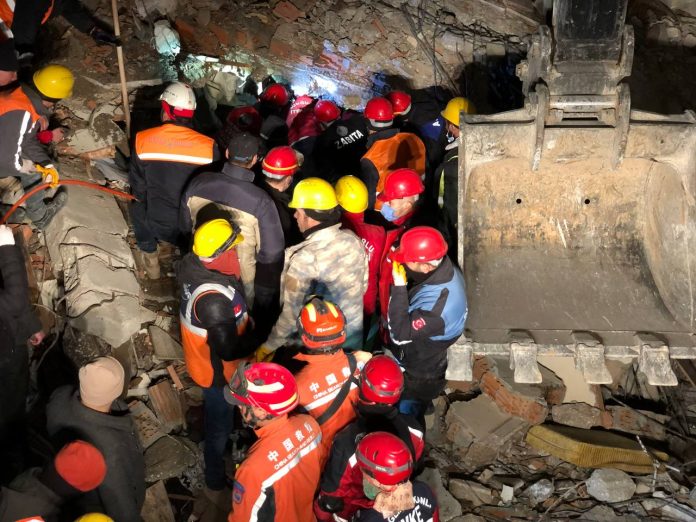 Turkiye: Muškarac spašen iz ruševine nakon 136 sati